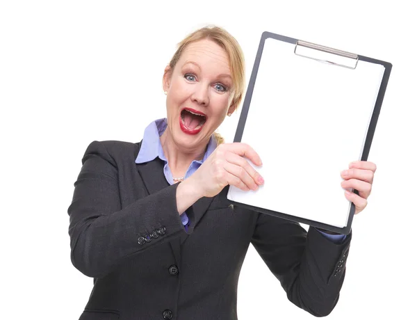 Retrato de una mujer de negocios con expresión loca mostrando un portapapeles en blanco — Foto de Stock