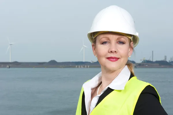 Affärskvinna i Säkerhetsväst och hardhat står utomhus — Stockfoto