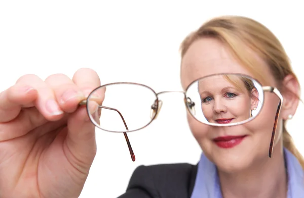 Retrato de una mujer de negocios mirando a través de sus gafas —  Fotos de Stock