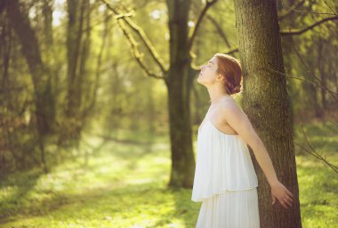 ormanının içinde duran güzel ve genç bir gelin portresi