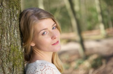 Yatay dışında güzel bir genç kadının portresi