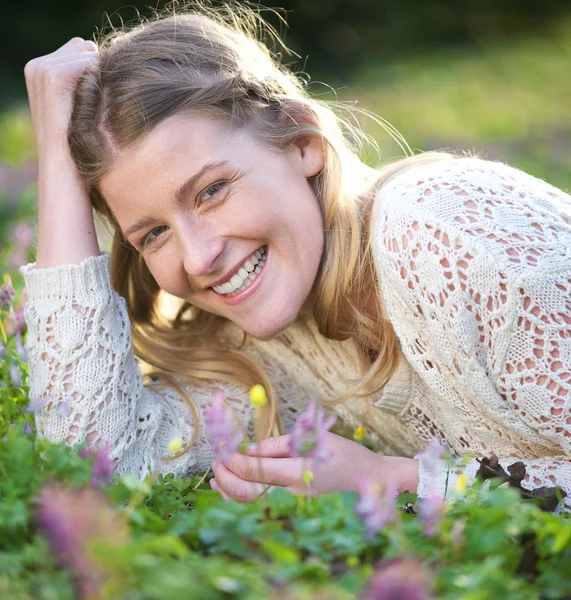 Retrato de una hermosa mujer rubia sonriendo al aire libre — Foto de Stock