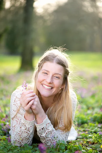 Güzel genç sarışın kadın çayır üzerinde yalan — Stok fotoğraf
