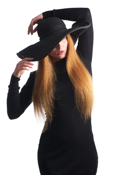 Kadın moda model siyah şapkasıyla poz portresi — Stok fotoğraf