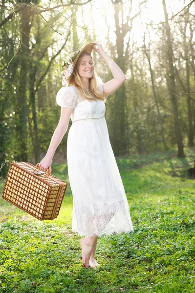 Mujer joven feliz sonriendo con sombrero y bolsa al aire libre — Foto de Stock