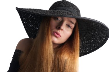 Siyah şapkalı beyaz izole güzel manken