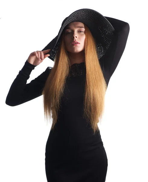 Krásná žena s dlouhými vlasy a černým kloboukem izolovaných na bílém — Stock fotografie