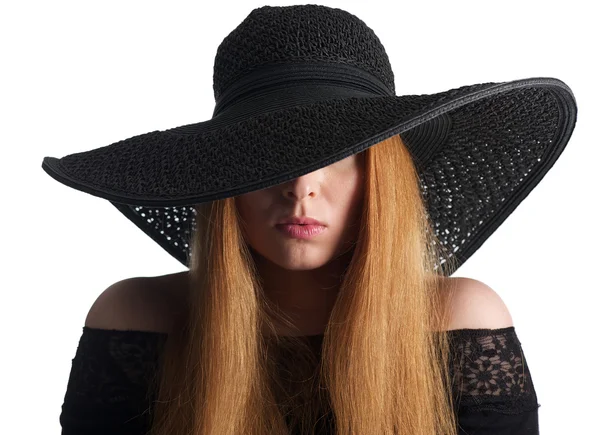女性时装模特与孤立在白纸上的黑帽子的肖像 — 图库照片
