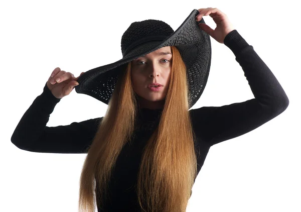 Красива молода жінка позує в чорному капелюсі ізольовано на білому — стокове фото