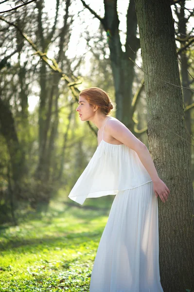 Elegante sposa di moda in abito bianco in piedi all'aperto — Foto Stock