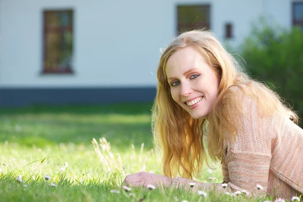 Porträtt av en glad ung kvinna ler utomhus — Stockfoto