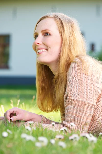 Mooie jonge vrouw glimlachend en ontspannen buitenshuis — Stockfoto