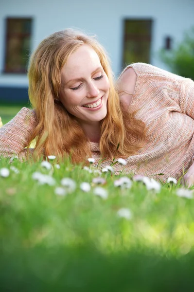 Portret van een mooie vrouw die buiten lacht — Stockfoto