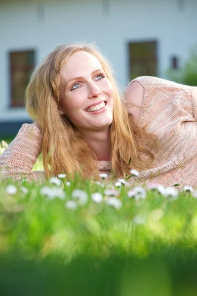 Joyeux jeune femme relaxant en plein air — Photo