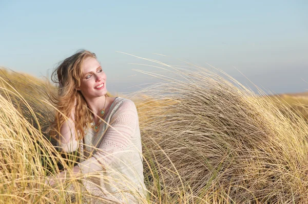 Vacker ung kvinna som ler i sanddynerna — Stockfoto
