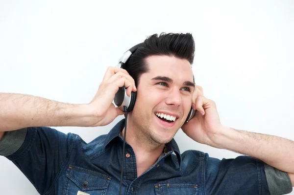 Portrait d'un beau jeune homme écoutant de la musique sur écouteurs — Photo