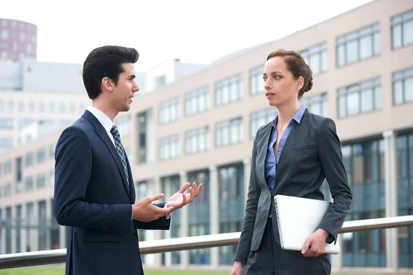 Businessman and business woman in discussion out of the office — Stock Photo, Image