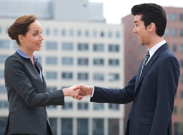 Businessman and business woman handshake outdoors — Stock Photo, Image