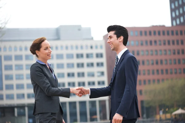 Geschäftsfrau und Geschäftsmann begrüßen sich per Handschlag — Stockfoto
