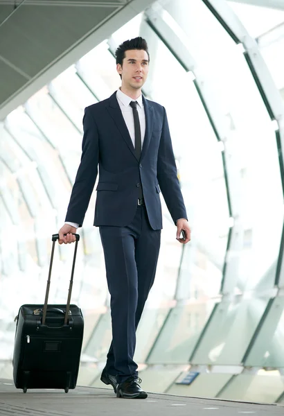 Ung affärsman promenader i tunnelbanestation med väska — Stockfoto