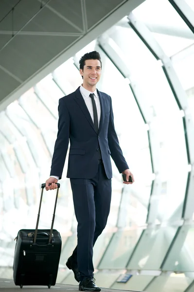 Joven hombre de negocios viajando con bolsa — Foto de Stock