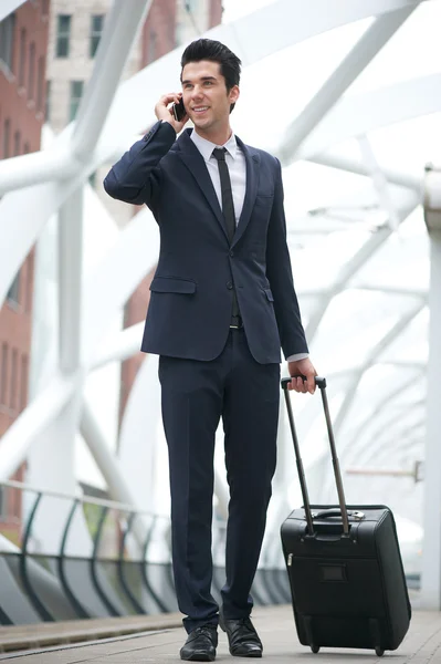 Empresário andando e falando ao telefone na estação de metro — Fotografia de Stock