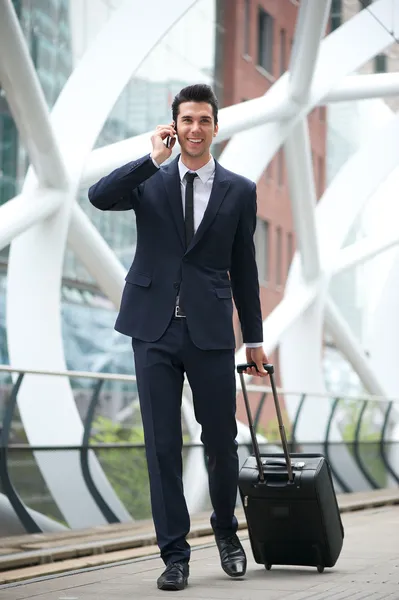 Уверенный бизнесмен путешествует с телефоном и сумкой — стоковое фото