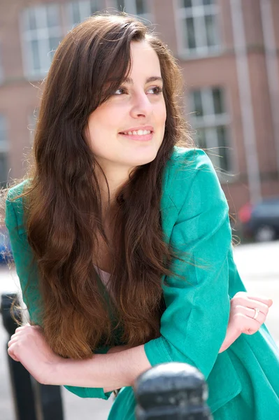 Vacker ung kvinna som står utomhus — Stockfoto