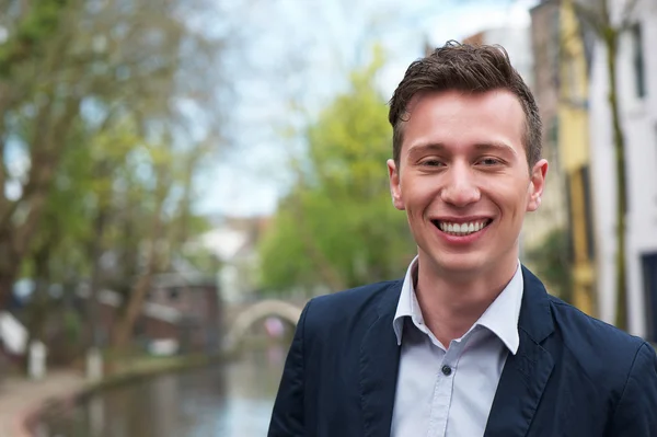 Portrait d'un jeune homme heureux à l'extérieur — Photo