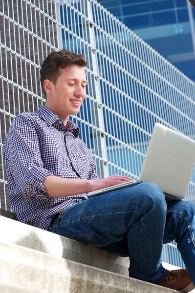 Jonge man ontspannen met laptop outdoors — Stockfoto