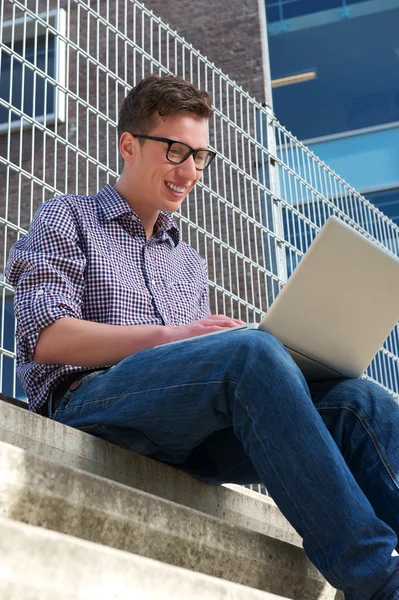 Studentka college'u działa na laptopie na zewnątrz — Zdjęcie stockowe