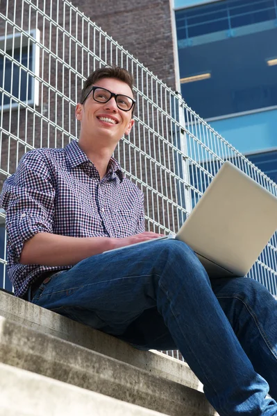 Étudiant occasionnel travaillant sur ordinateur portable à l'extérieur — Photo