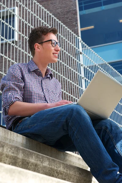 Étudiant universitaire travaillant sur ordinateur portable en plein air — Photo