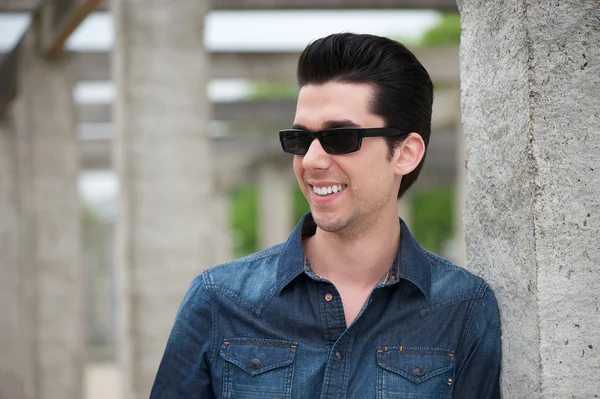 Atractivo joven al aire libre con gafas de sol — Foto de Stock