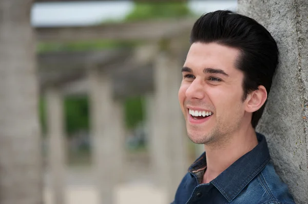 Porträt eines glücklichen jungen Mannes, der im Freien lächelt — Stockfoto