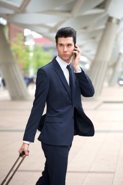 işadamı telefon ve çanta ile seyahat