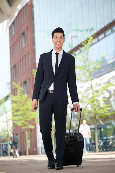 Stilig affärsman promenader utomhus med väska — Stockfoto