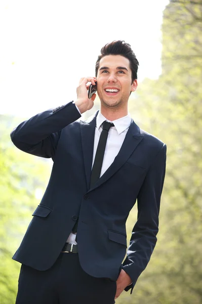 Retrato de un hombre de negocios hablando por teléfono — Foto de Stock
