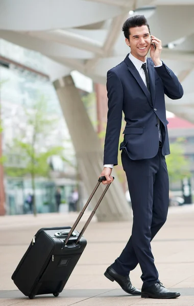 Uomo d'affari in viaggio che parla al telefono all'aperto — Foto Stock