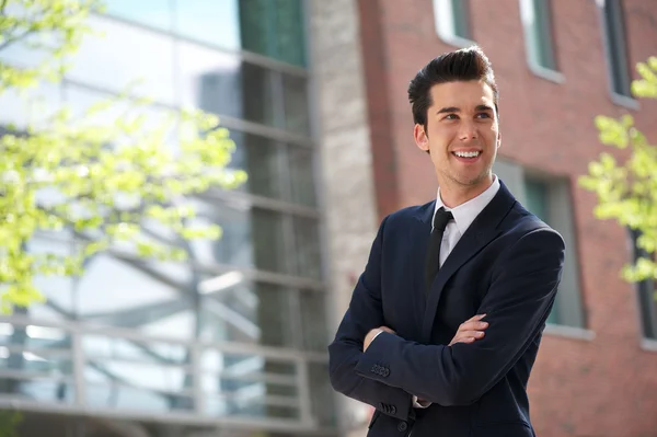 Porträt eines jungen Geschäftsmannes, der im Freien lächelt — Stockfoto