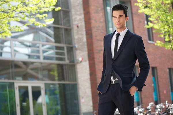 Schöner Geschäftsmann zu Fuß zur Arbeit — Stockfoto