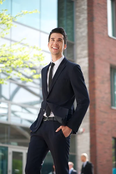 Ung affärsman promenader i staden — Stockfoto