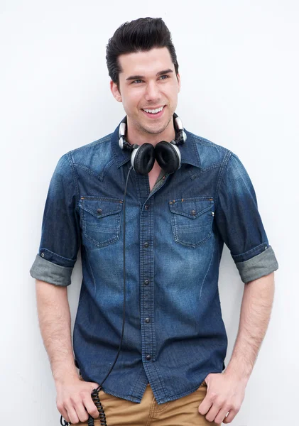 Happy young man standing outdoors with headphones — Stock Photo, Image