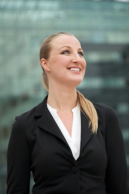 açık havada gülümseyen genç iş kadını