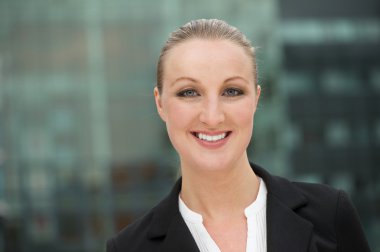 mutlu genç iş kadını açık havada portresi