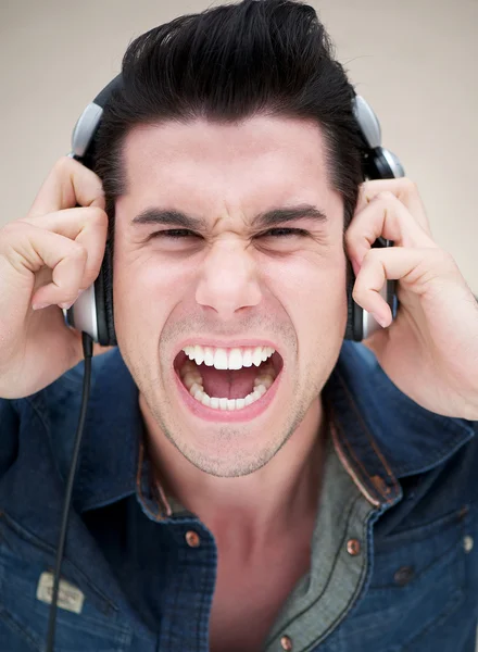 Egy fiatal férfi kiabált fejhallgató portréja — Stock Fotó