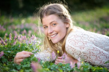 Dışarıda gülümseyen güzel genç bir kadın