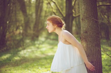 güzel bir genç manken ormandaki portresi