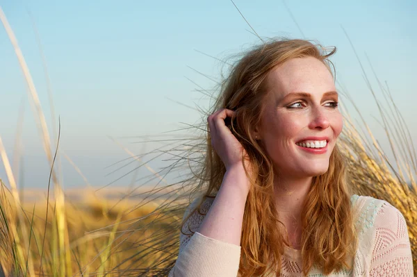 Retrato de una hermosa joven sentada al aire libre — Foto de Stock