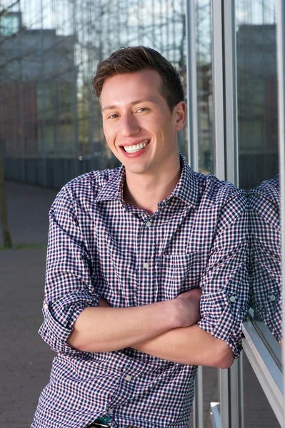 Pohledný mladý muž s úsměvem outoors — Stock fotografie